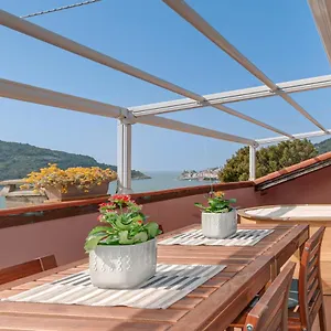 https://the-boat-house-portovenere.hotelitalianriviera.com